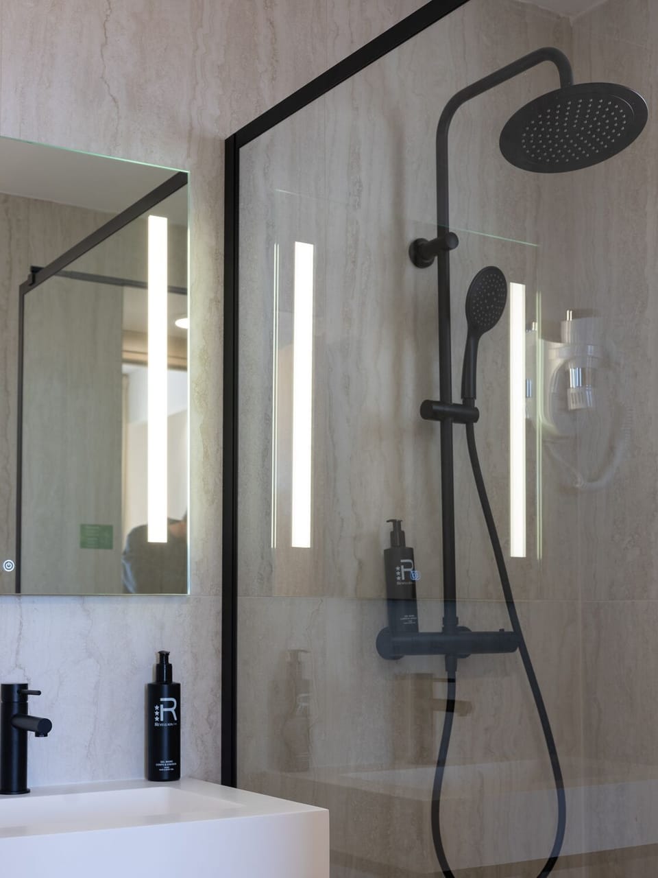 Room S - Balcon Vue mer Lit Double - 13m² | Bathroom | Shower, free toiletries, towels