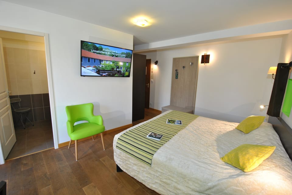 Comfort Double Room | Premium bedding, desk, soundproofing, free WiFi