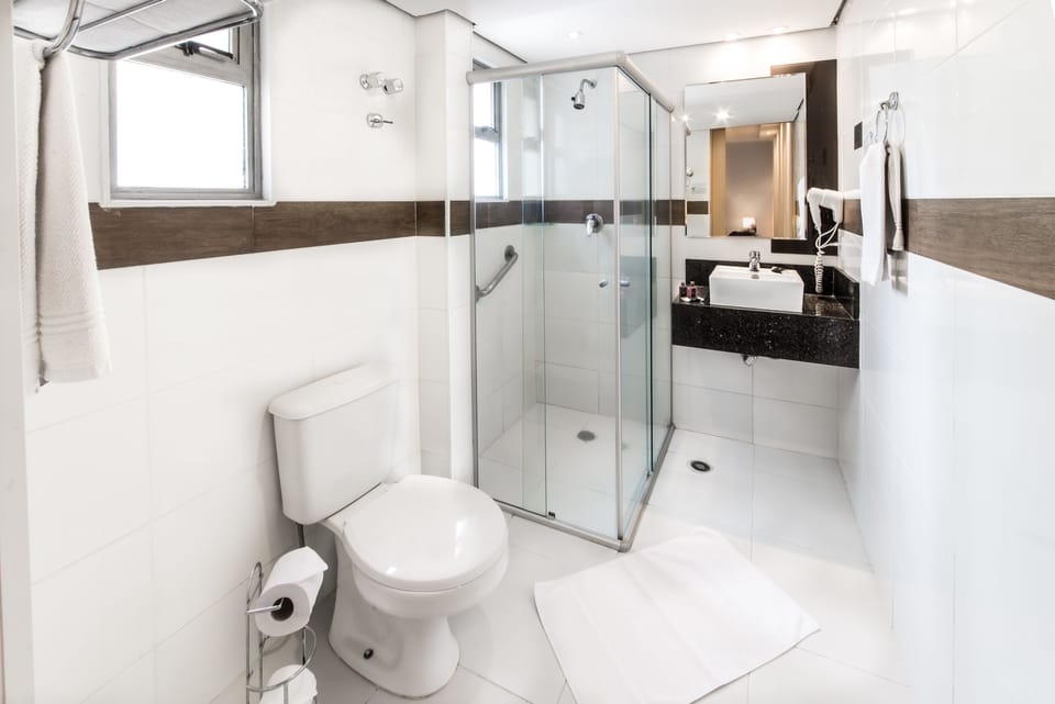 Executive Suite | Bathroom | Shower, rainfall showerhead, free toiletries, hair dryer (on request)