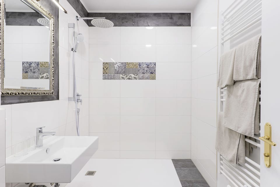 Family Suite | Bathroom | Shower, hair dryer, bathrobes, towels