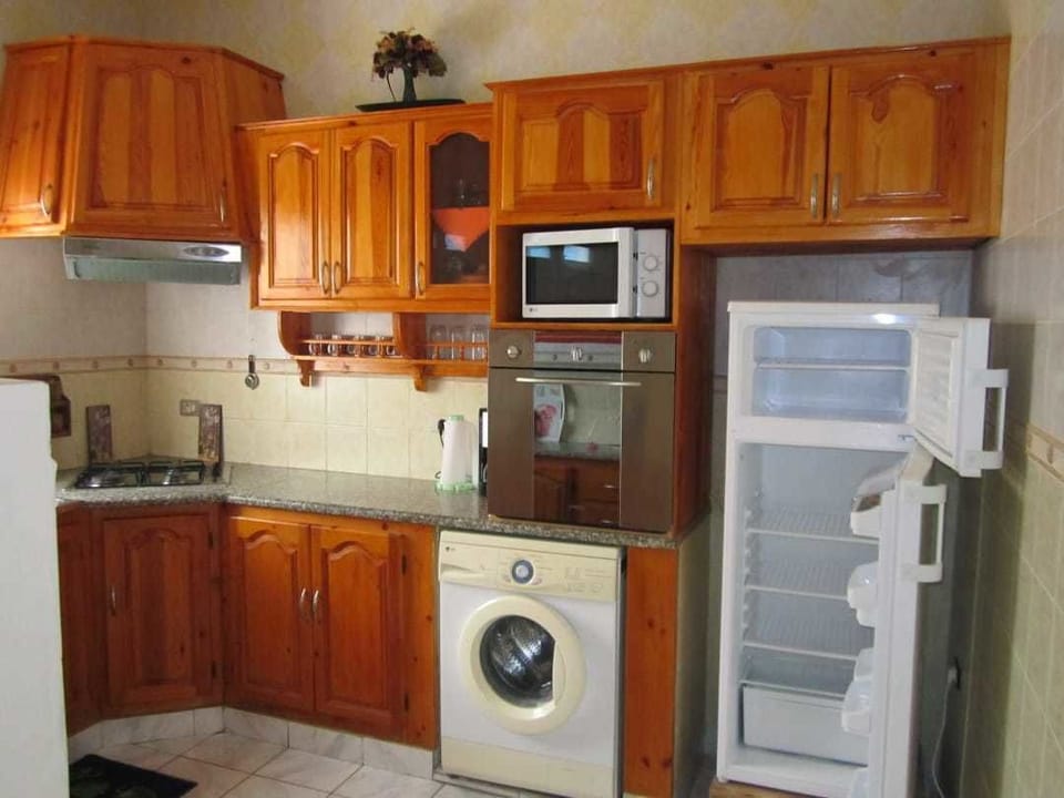House, 3 Bedrooms | Private kitchen | Fridge, microwave, oven, stovetop