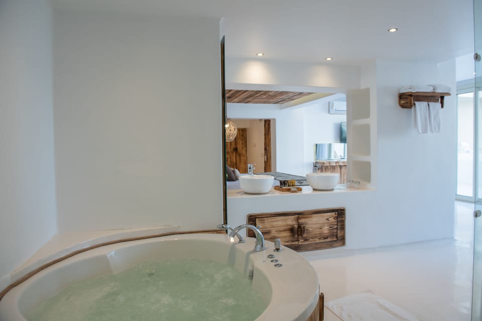 The Party Never Ends Suite | Bathroom | Shower, free toiletries, hair dryer, bathrobes