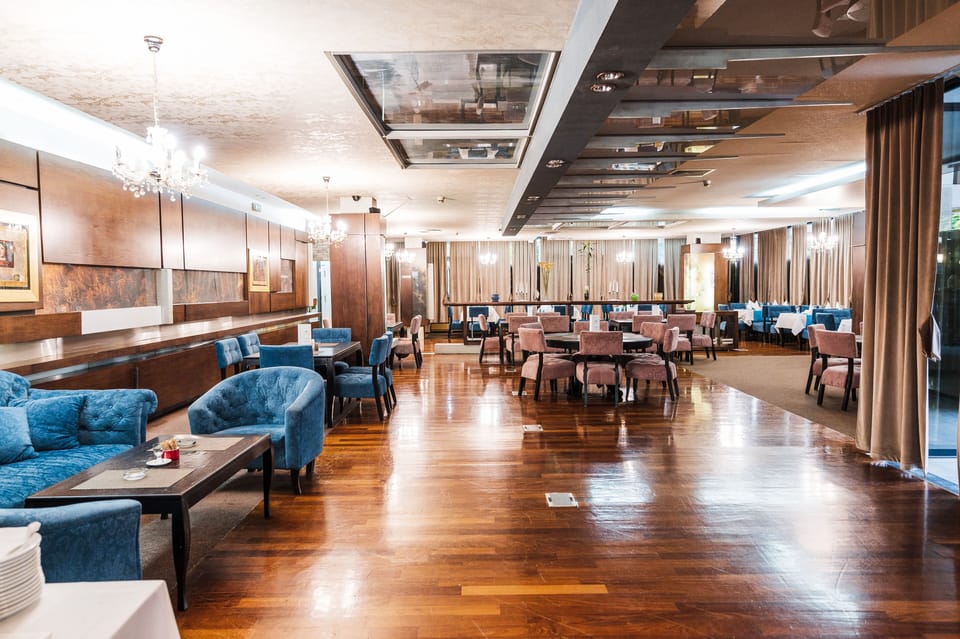 Breakfast, lunch, dinner served; garden views