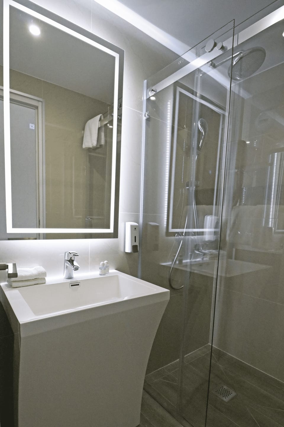 Deluxe Twin Room, Balcony | Bathroom | Free toiletries, hair dryer, bidet, towels