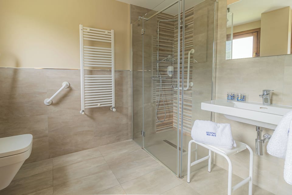 Junior Suite | Bathroom | Shower, hair dryer, towels