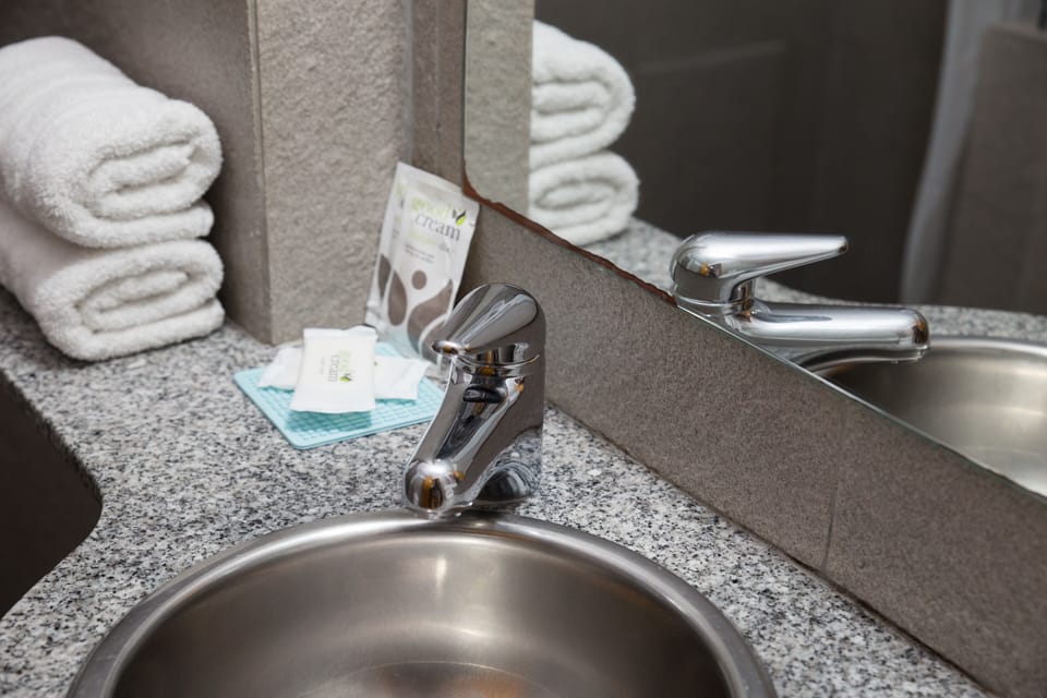 Superior Twin Room | Bathroom | Free toiletries, towels, soap, shampoo