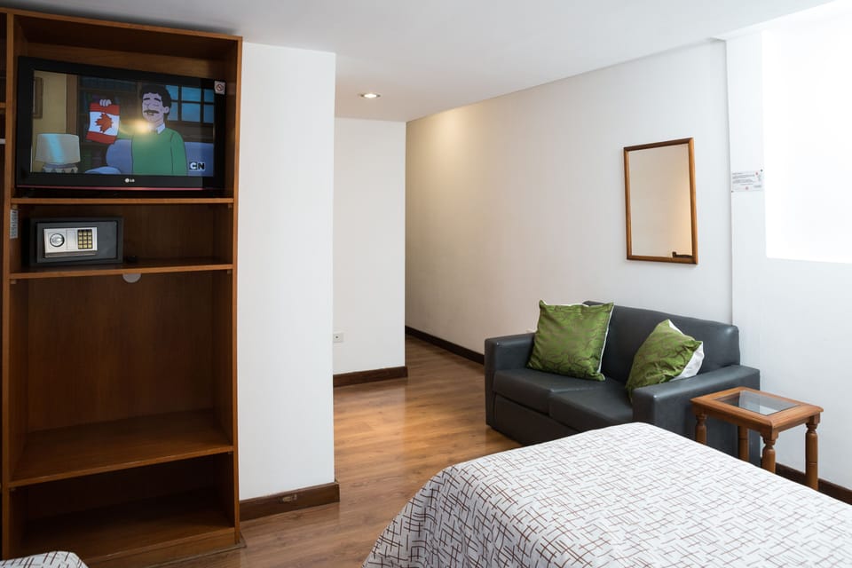 Quadruple Room | In-room safe, laptop workspace, soundproofing, free WiFi