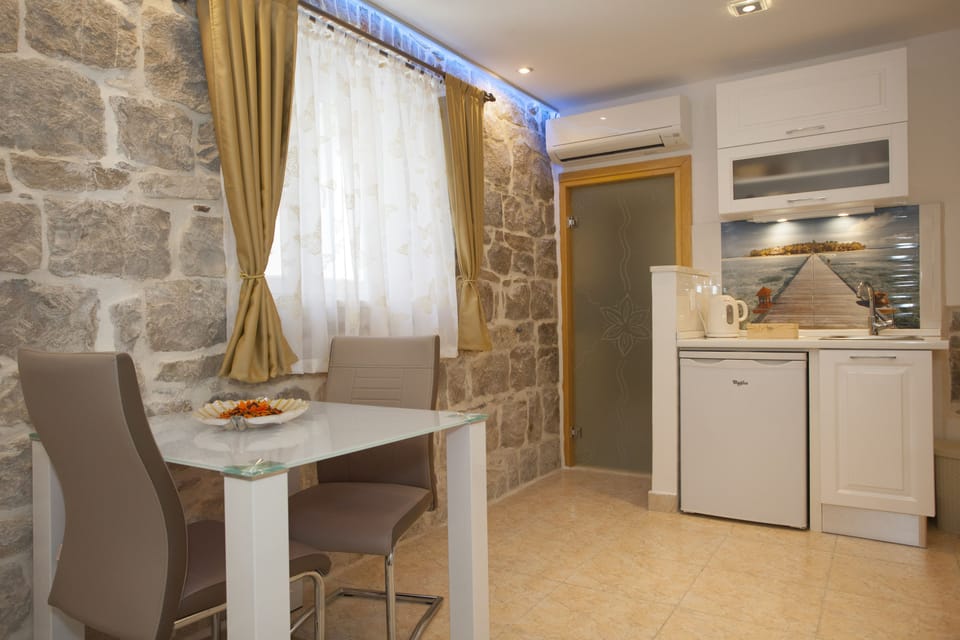 Traditional Double Room, 1 Queen Bed | In-room dining