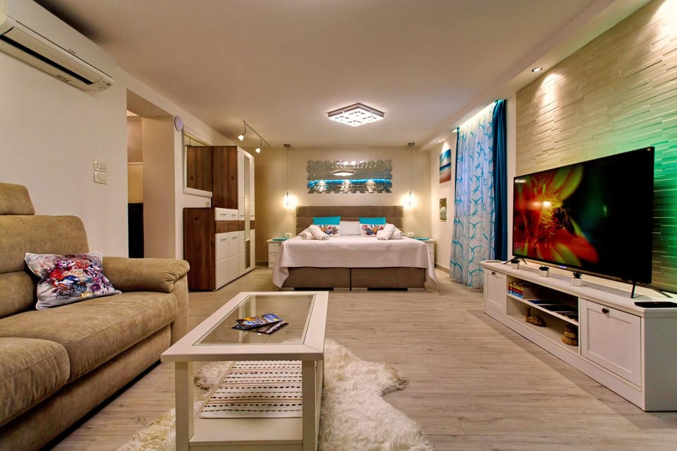 Luxury Double Room, 1 King Bed | Cribs (free), WiFi (free), individually decorated