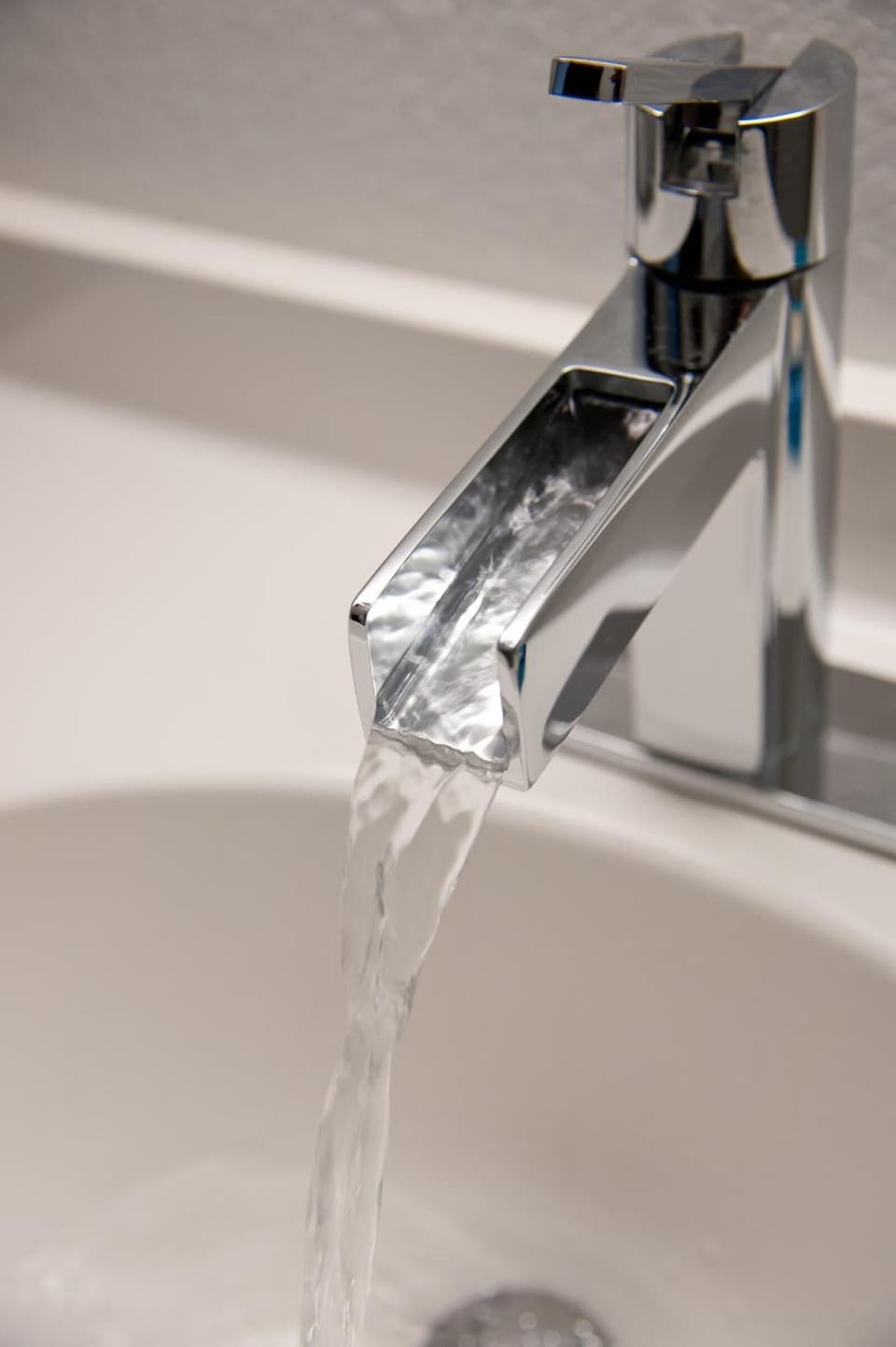 Combined shower/tub, towels