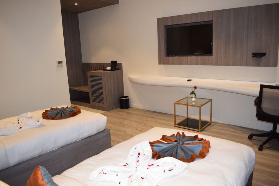 Deluxe Room | Desk, laptop workspace, iron/ironing board, free WiFi
