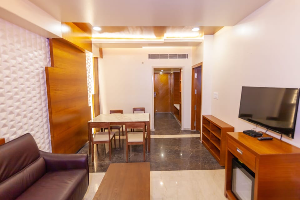Suite | Living room | 40-inch flat-screen TV with satellite channels, TV, fireplace
