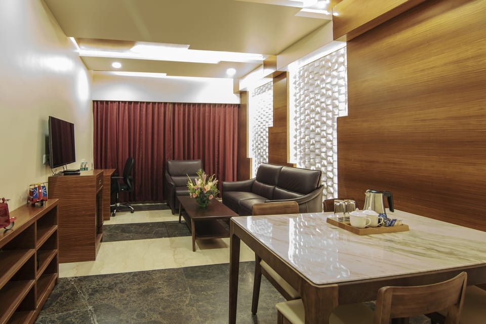 Suite | Living area | 40-inch flat-screen TV with satellite channels, TV, fireplace
