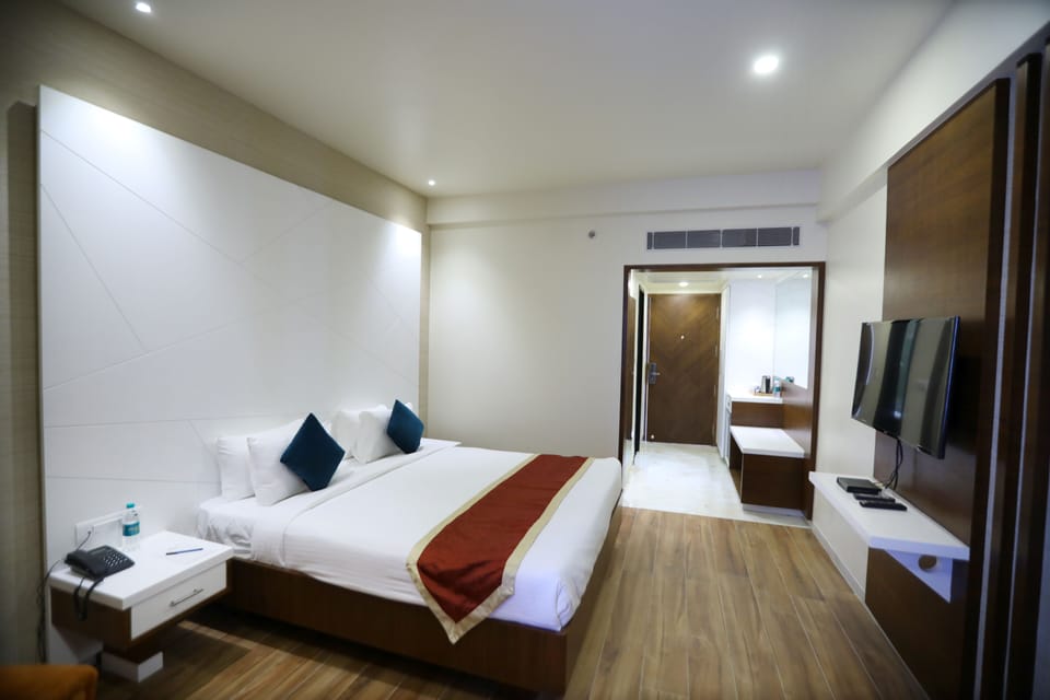 Junior Suite, 1 King Bed, Non Smoking | Down comforters, memory foam beds, minibar, in-room safe