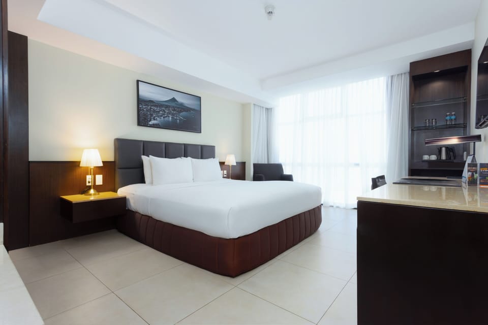 Standard Room, 1 Bedroom, Non Smoking | Minibar, in-room safe, desk, blackout drapes