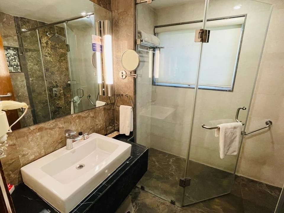 Rainfall showerhead, eco-friendly toiletries, hair dryer, slippers