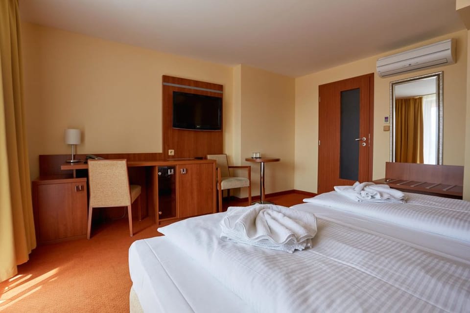 Comfort Double Room | In-room safe, desk, laptop workspace, blackout drapes