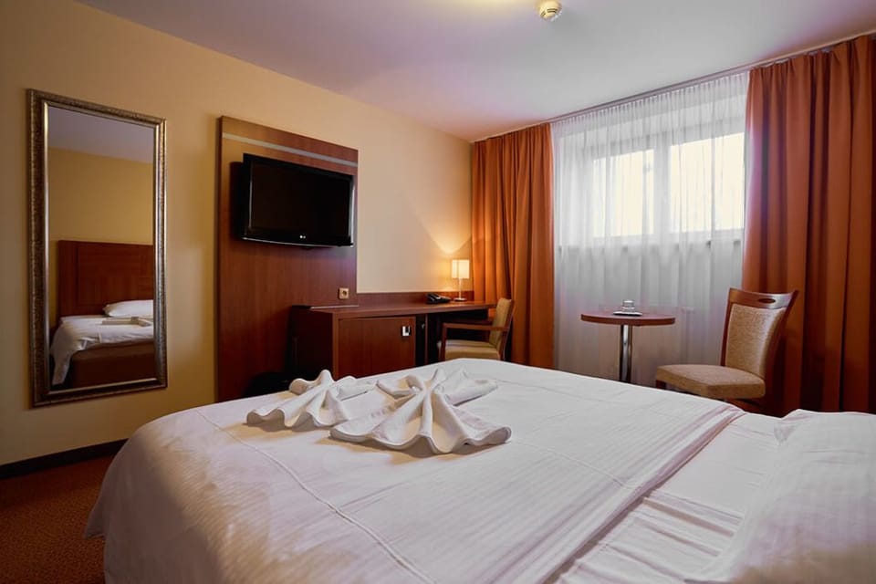 Comfort Single Room | In-room safe, desk, laptop workspace, blackout drapes