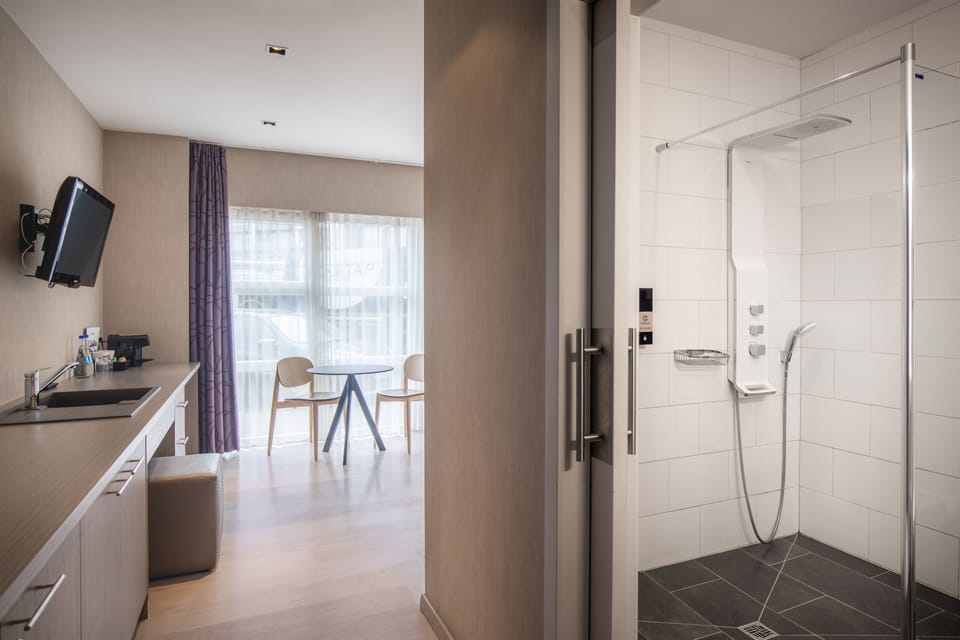 Family Room, 2 Bedrooms | Bathroom | Shower, hair dryer, towels