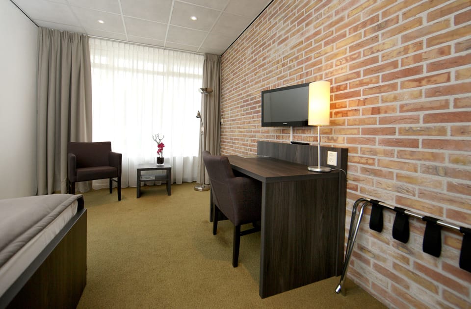 Premium bedding, in-room safe, desk, laptop workspace