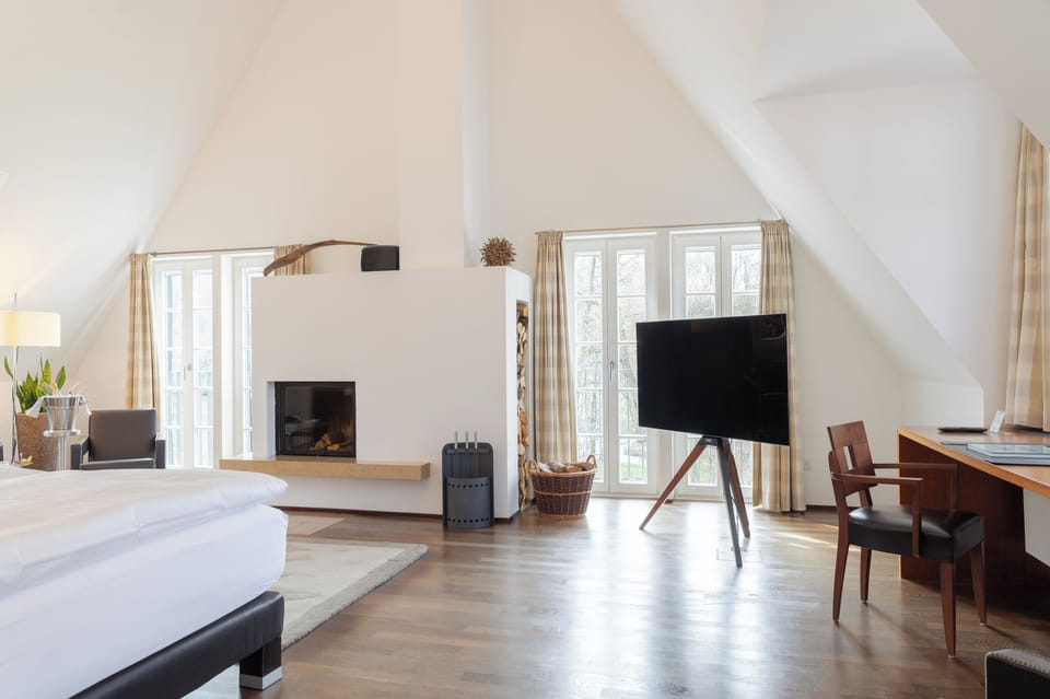 Deluxe Double Room | Hypo-allergenic bedding, minibar, in-room safe, individually decorated