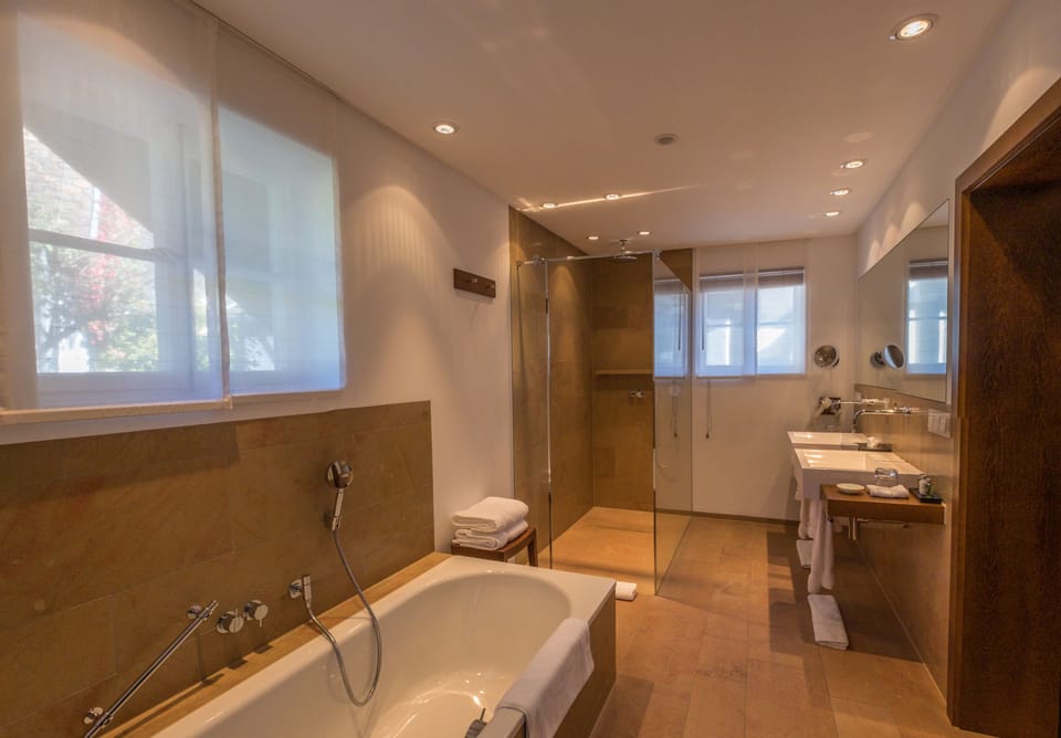 Comfort Double Room | Bathroom | Hair dryer, bathrobes, slippers, towels