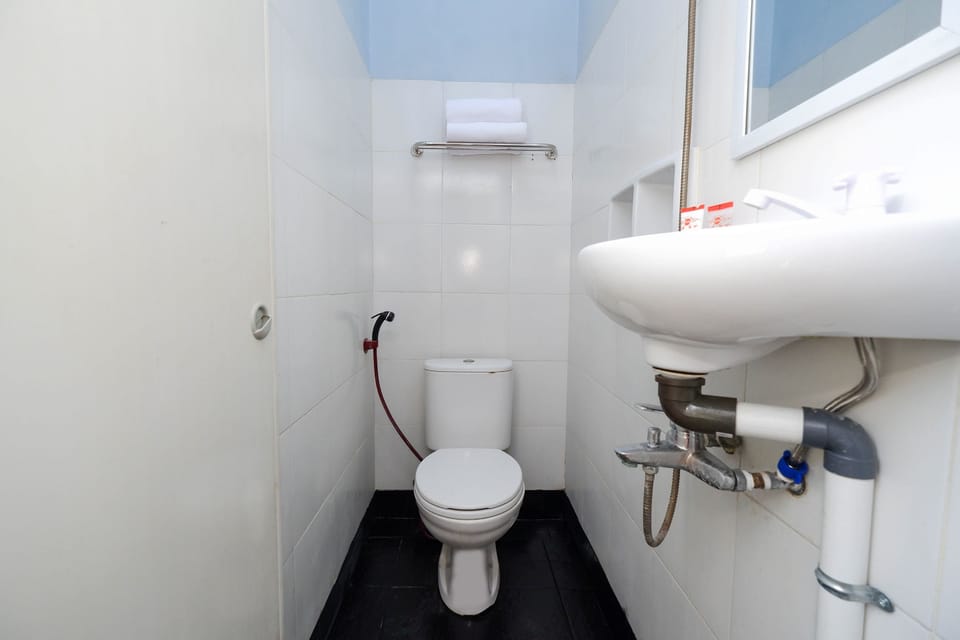 Standard Double Room | Bathroom | Shower, towels