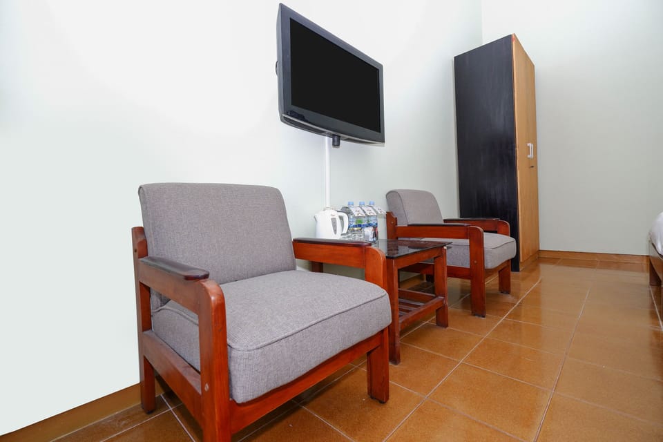 Family Suite | Living area | 32-inch flat-screen TV with cable channels, TV