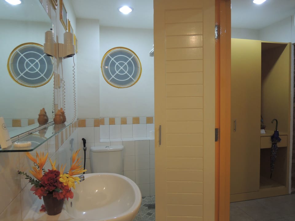 Deluxe Cottage | Bathroom | Shower, rainfall showerhead, free toiletries, hair dryer