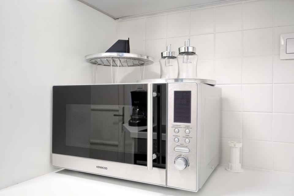 Deluxe Apartment, 4 Bedrooms, Private Bathroom, Ground Floor | Microwave