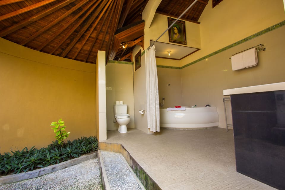 Suite, Sea View | Bathroom | Rainfall showerhead, free toiletries, towels, soap