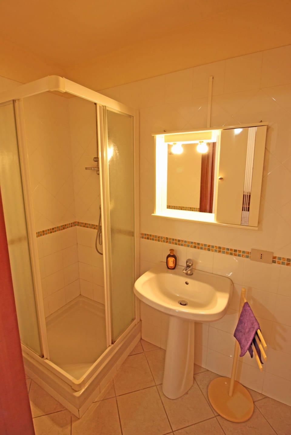 Apartment, 1 Bedroom | Bathroom | Shower, rainfall showerhead, free toiletries, hair dryer