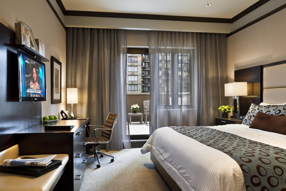 Deluxe Room, 1 King Bed, Balcony | Premium bedding, pillowtop beds, in-room safe, desk