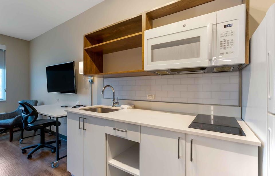 Standard Studio, 2 Queen Beds, Non Smoking, Refrigerator (Microwave) | Private kitchen | Coffee/tea maker, fridge, microwave, stovetop