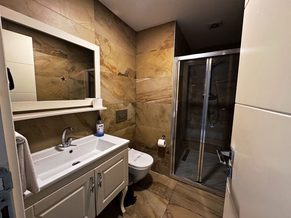 Exclusive Room, Sea View | Bathroom | Shower, rainfall showerhead, free toiletries, hair dryer