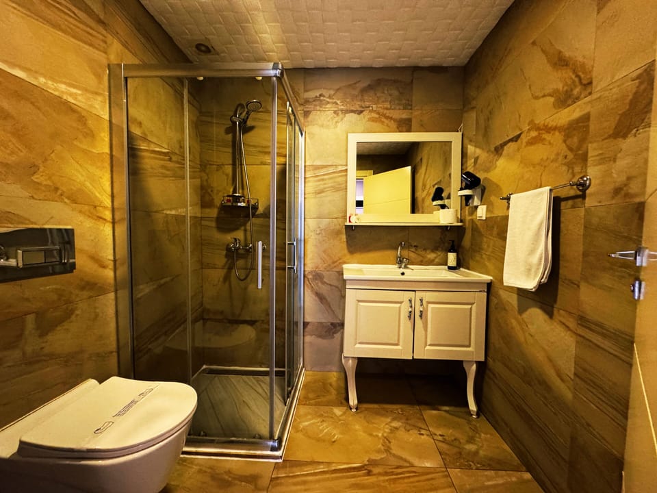 Exclusive Room, Sea View | Bathroom | Shower, rainfall showerhead, free toiletries, hair dryer