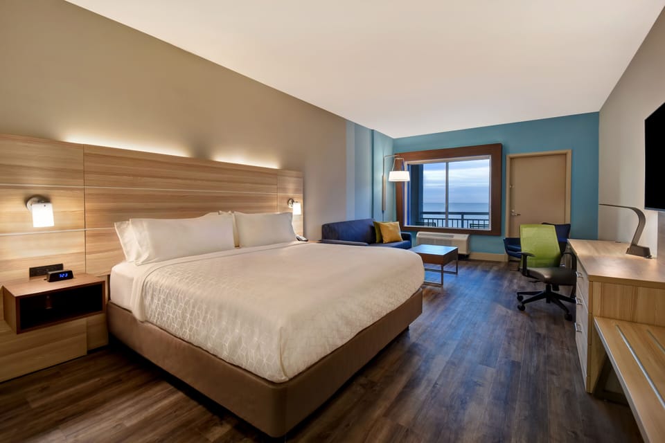 Premium bedding, in-room safe, desk, laptop workspace