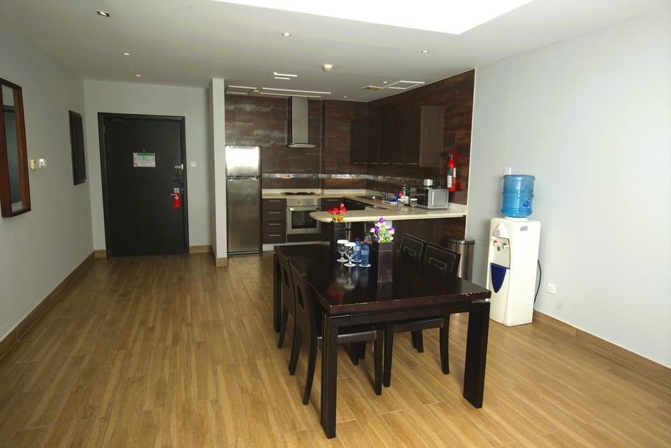 Executive Suite, 1 Bedroom, City View | In-room dining