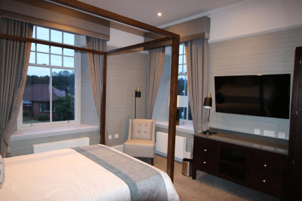 Desk, blackout drapes, iron/ironing board, free WiFi