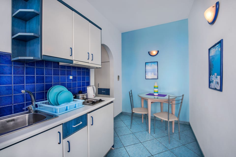Standard Studio | Private kitchen | Fridge, stovetop, coffee/tea maker, electric kettle