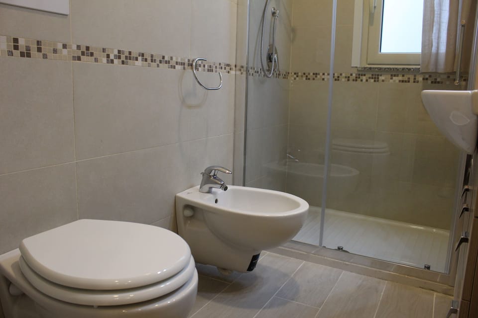 Double Room | Bathroom | Shower, free toiletries, hair dryer, bidet