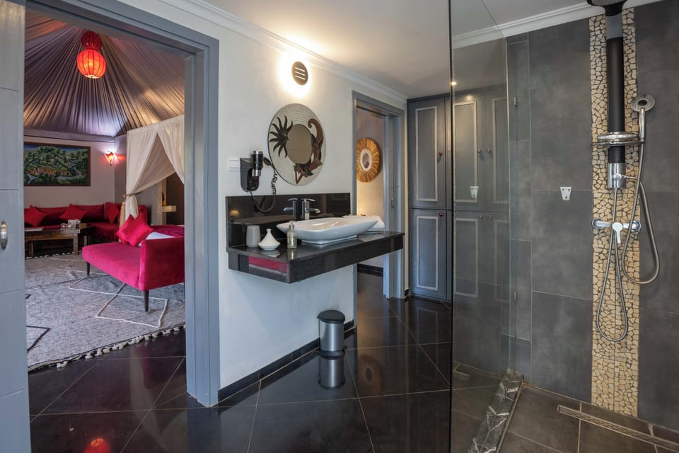 Lodge La Balinaise | Bathroom | Shower, rainfall showerhead, designer toiletries, hair dryer