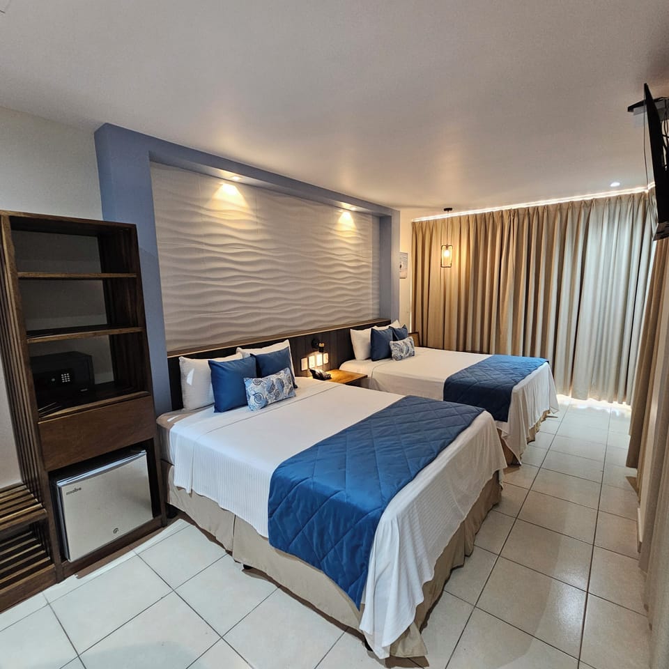 Habitacion Deluxe Primer nivel | Desk, laptop workspace, blackout drapes, WiFi (free)