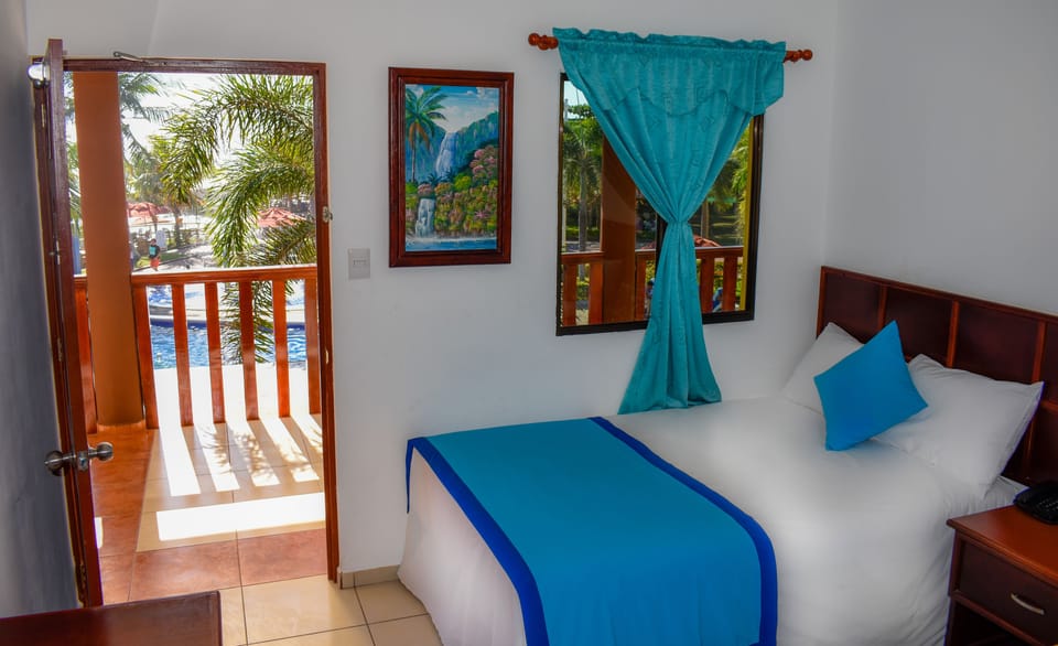 Habitacion Estandar Segundo nivel | Desk, laptop workspace, blackout drapes, WiFi (free)