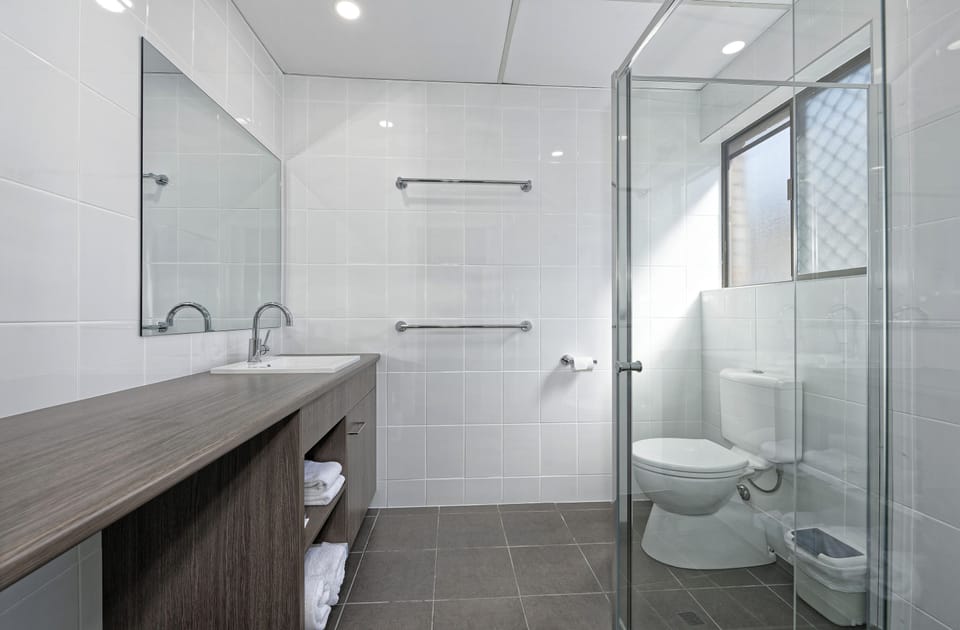 Executive Queen Room (Not Pet Friendly) | Bathroom | Shower, hair dryer, towels