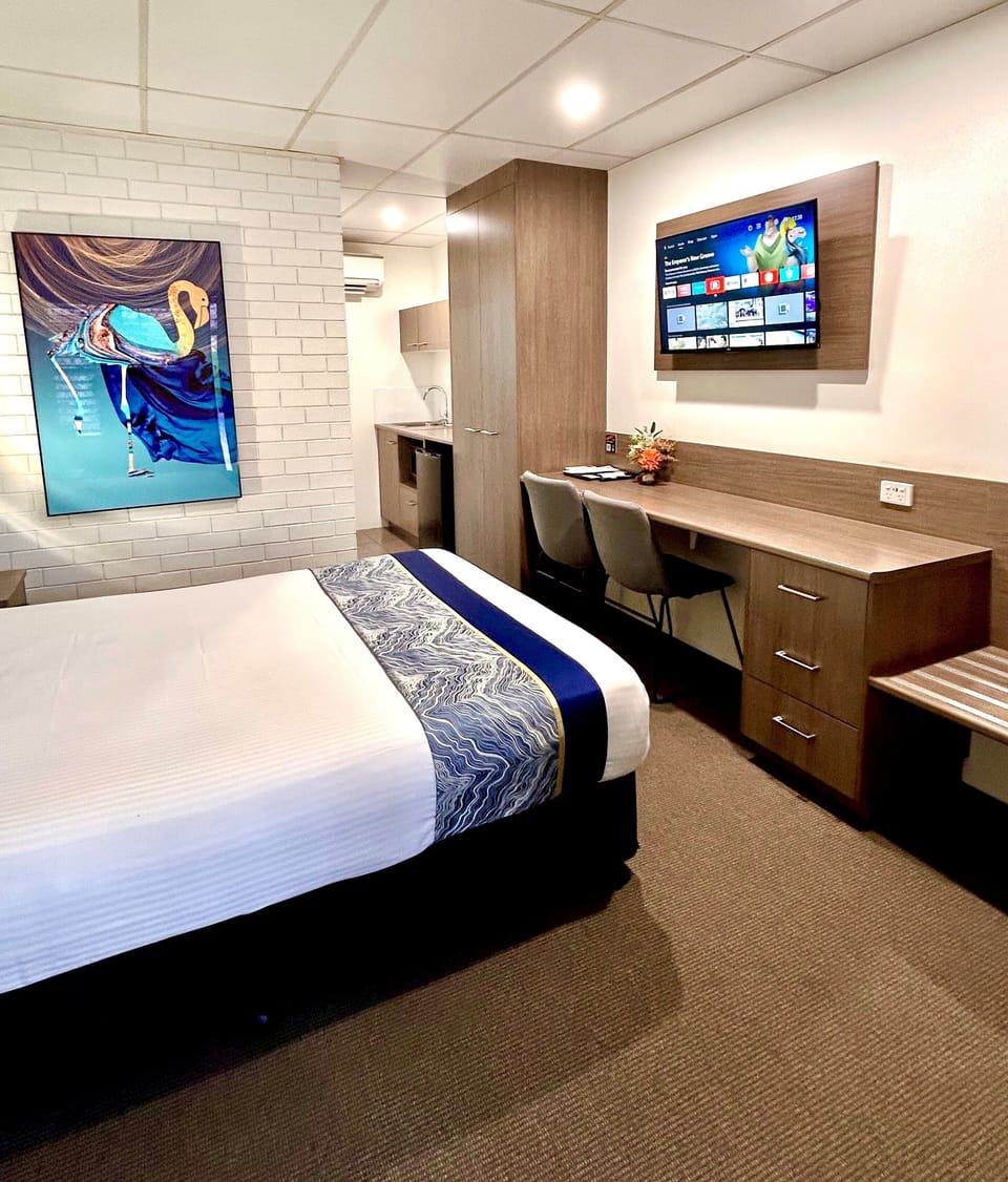 Executive Queen Room (Not Pet Friendly) | Premium bedding, Select Comfort beds, iron/ironing board, WiFi (free)