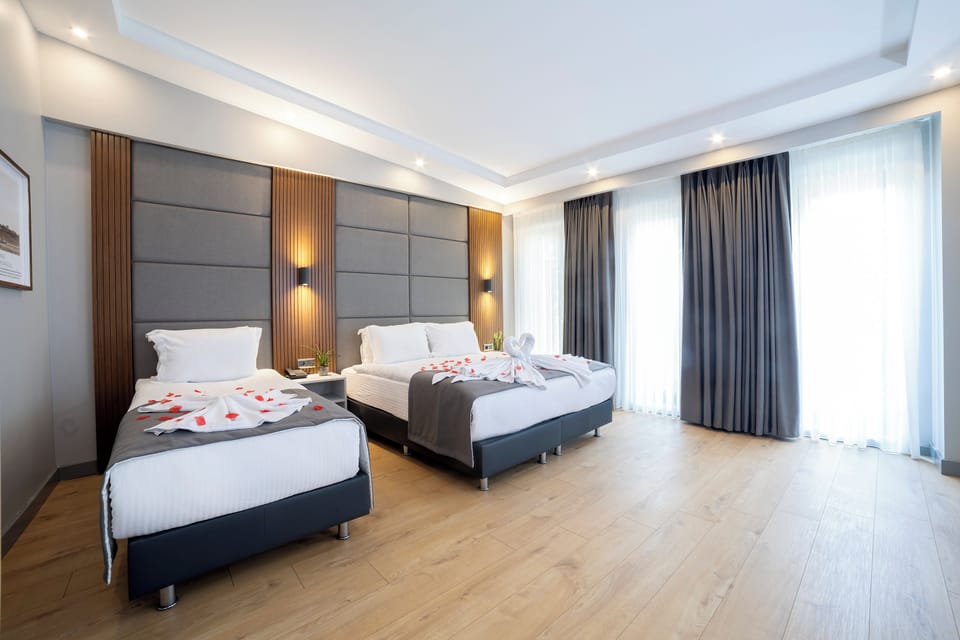 Junior Suite | Minibar, in-room safe, desk, laptop workspace