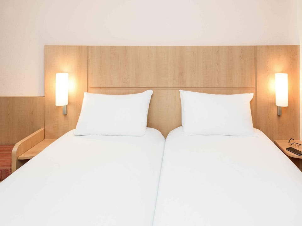 Room, 2 Twin Beds | Desk, iron/ironing board, free WiFi, bed sheets