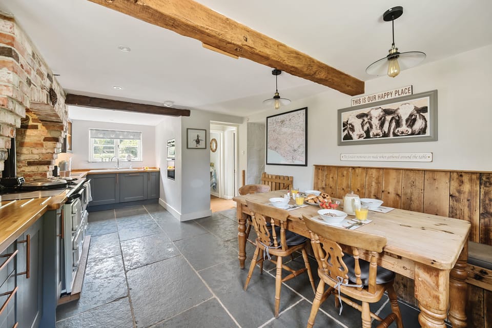 Lanes End Cottage, near Cattistock: Enjoy meals together in this great dining kitchen