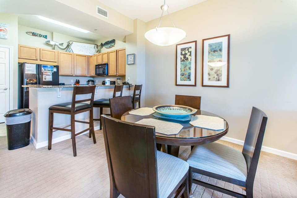 Dining table for 4 w/additional eat-in bar